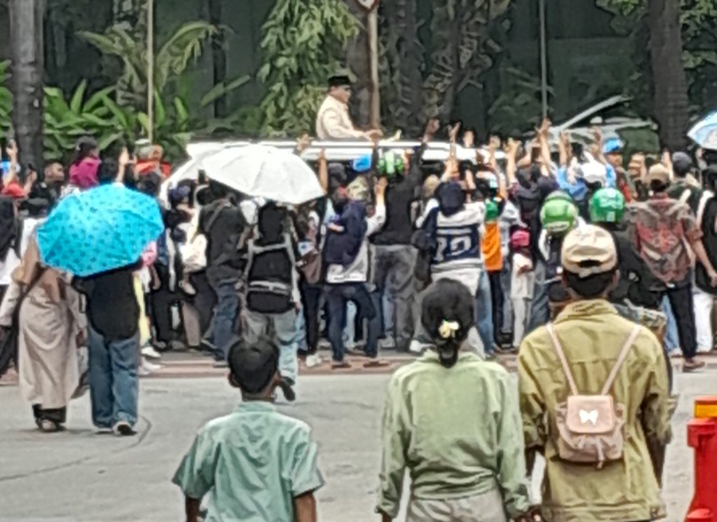 Massa Padati Jalan dari Istana Merdeka ke Monas, Sambut Presiden Prabowo Dalam Rangkaian Kebesaran HUT TNI 1 20251005 111936